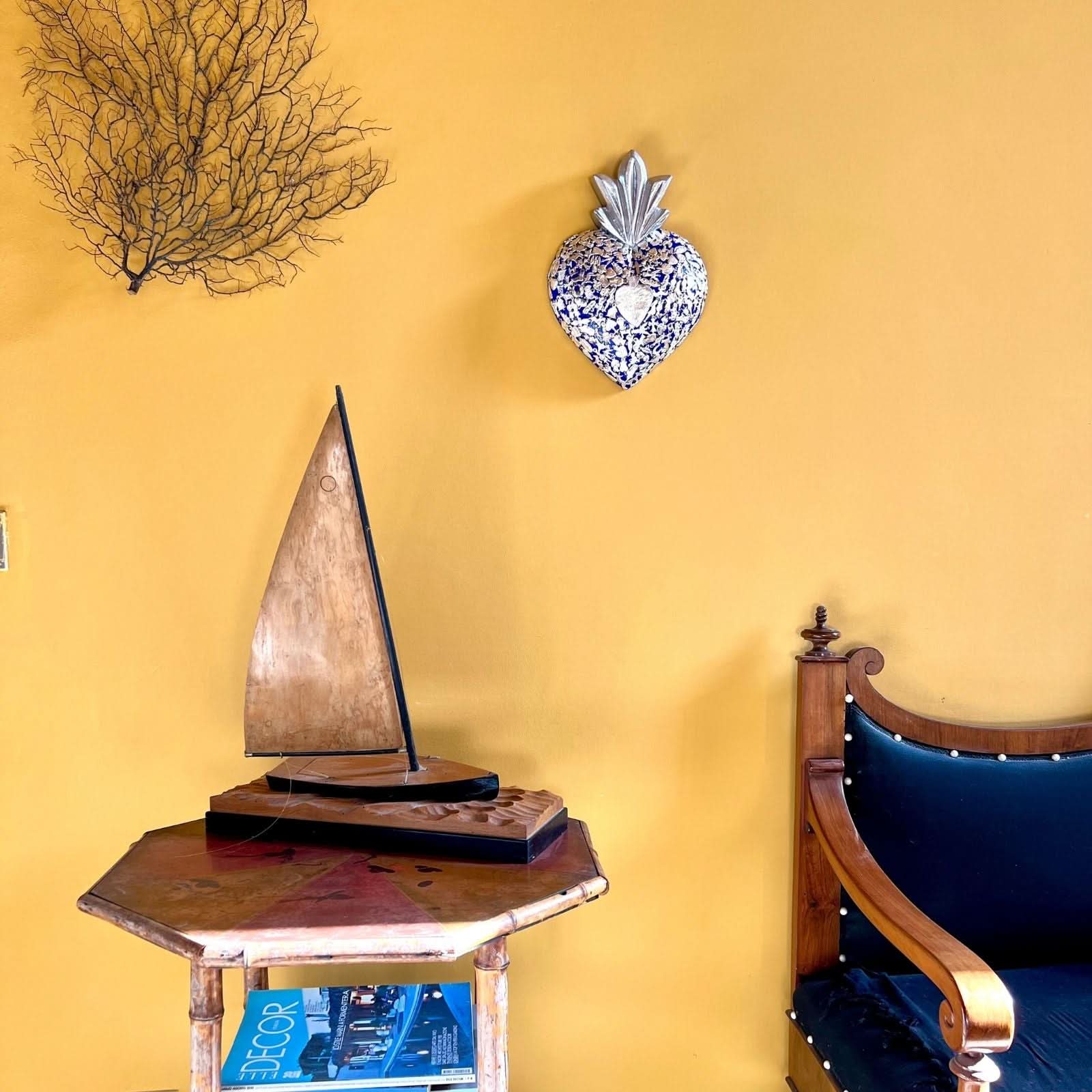 Decorazione da muro Cuore sacro Milagros artigianato messicano ex voto originale in legno dipinto con ciondoli porta fortuna