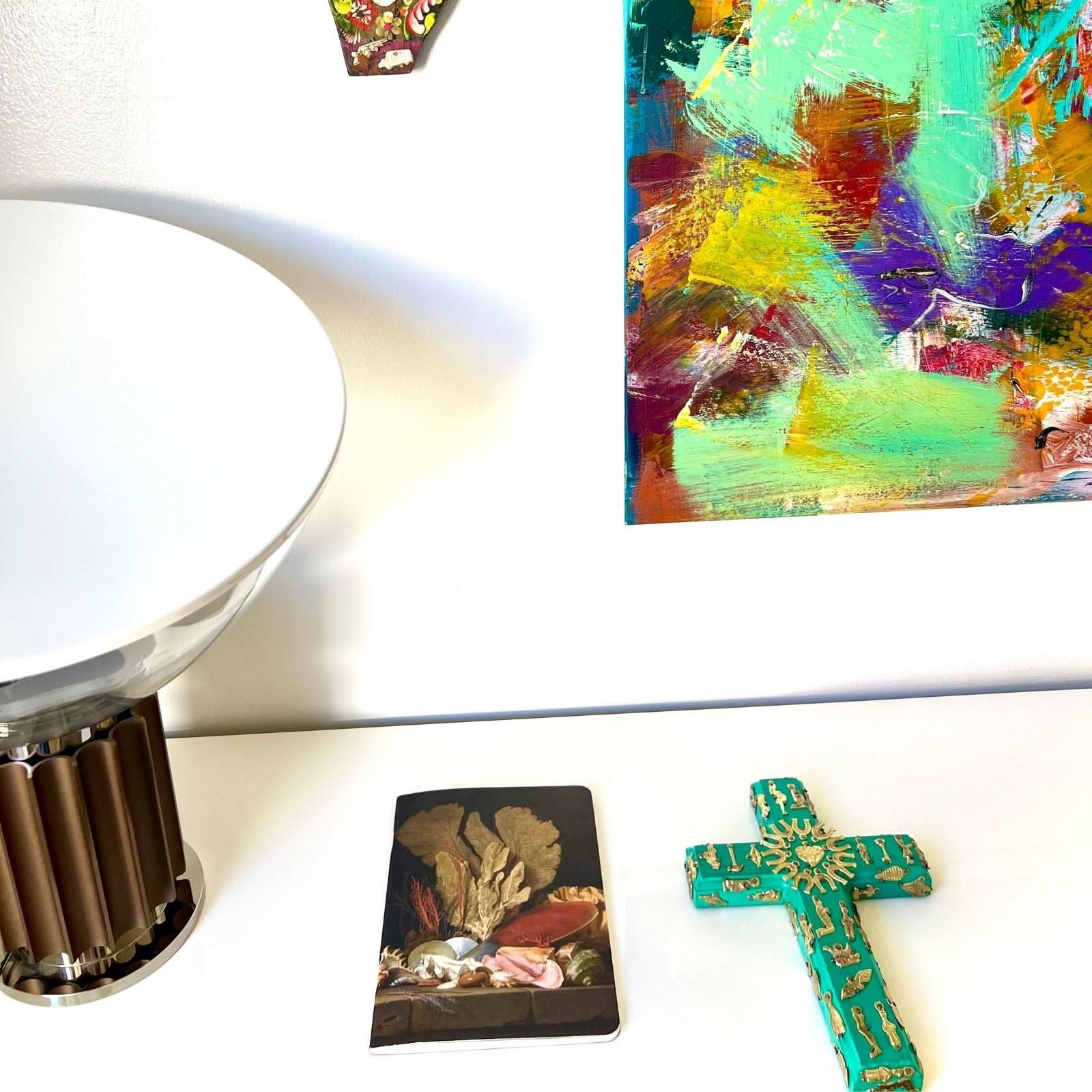 Decorazione da muro artigianale croce con cuore sacro Milagros messicano ex voto in legno dipinto con ciondoli porta fortuna