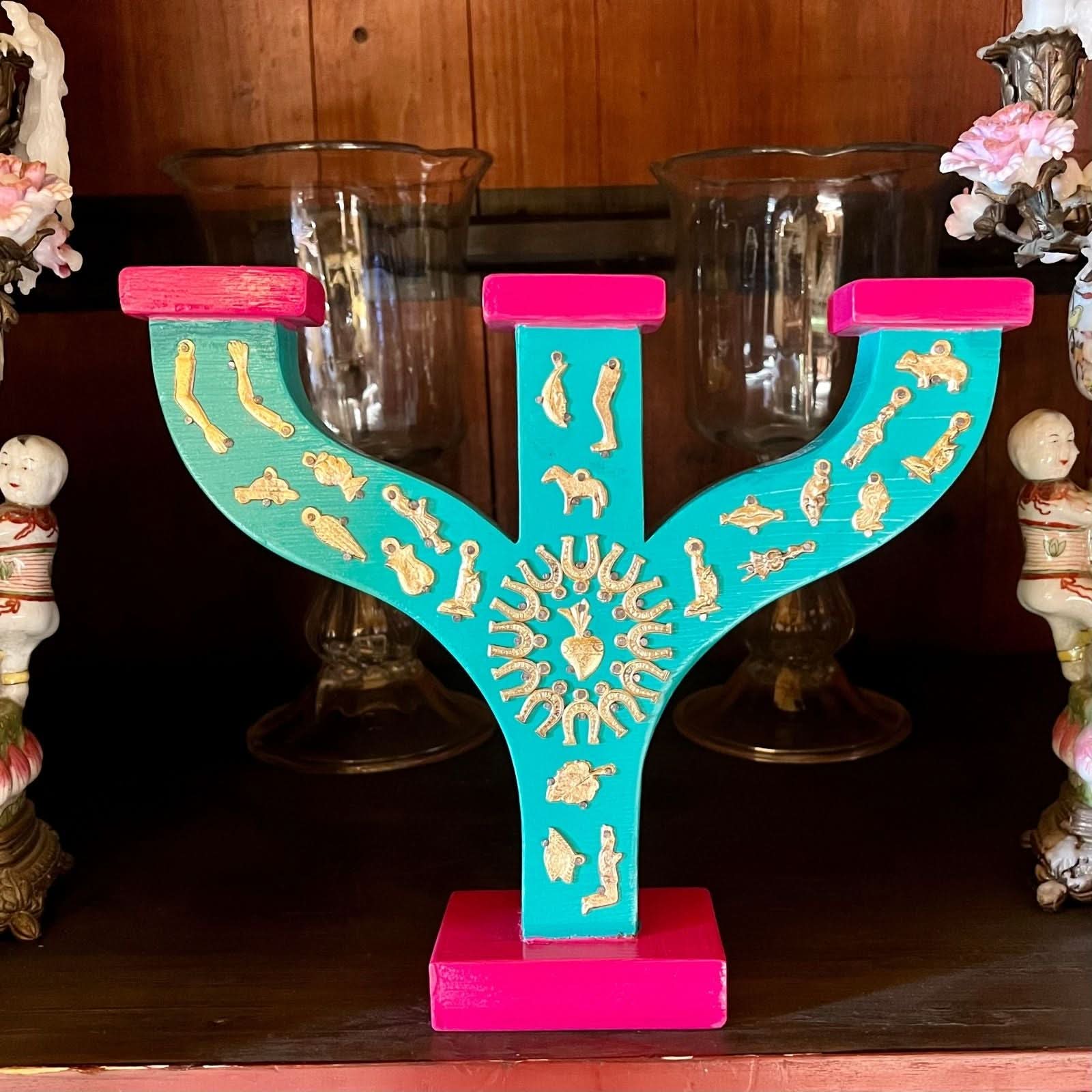 Decorazione arredo casa candelabro in legno colorato Milagros artigianato messicano ex voto cuore ciondoli porta fortuna