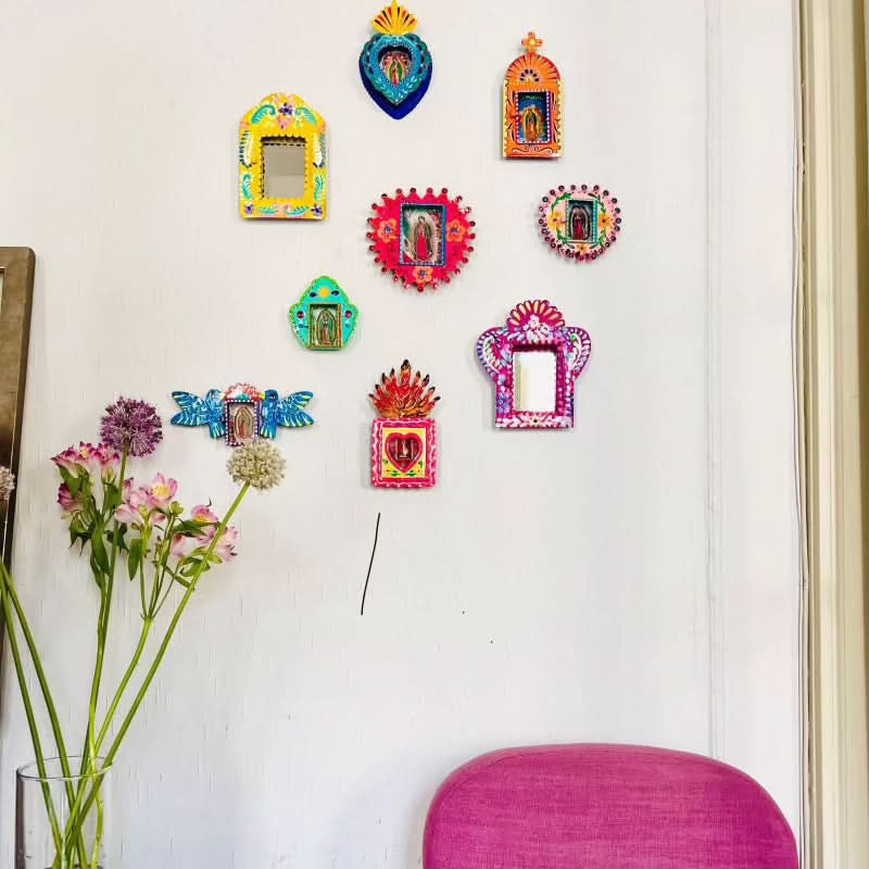 decorazione da muro teca votiva artigianale messicana altare metallo vergine di Guadalupe finestra in vetro dipinta a mano