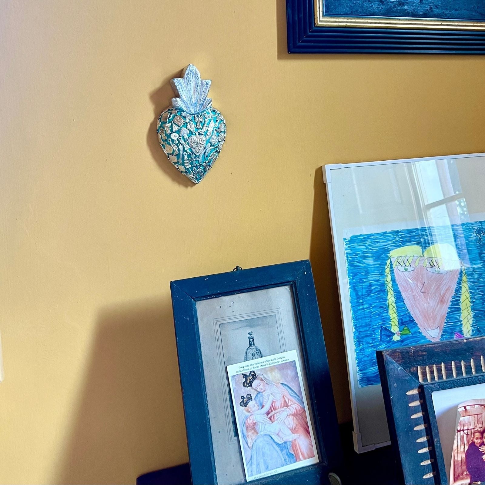 Decorazione da muro artigianale Cuore sacro Milagros messicano ex voto originale in legno dipinto con ciondoli porta fortuna