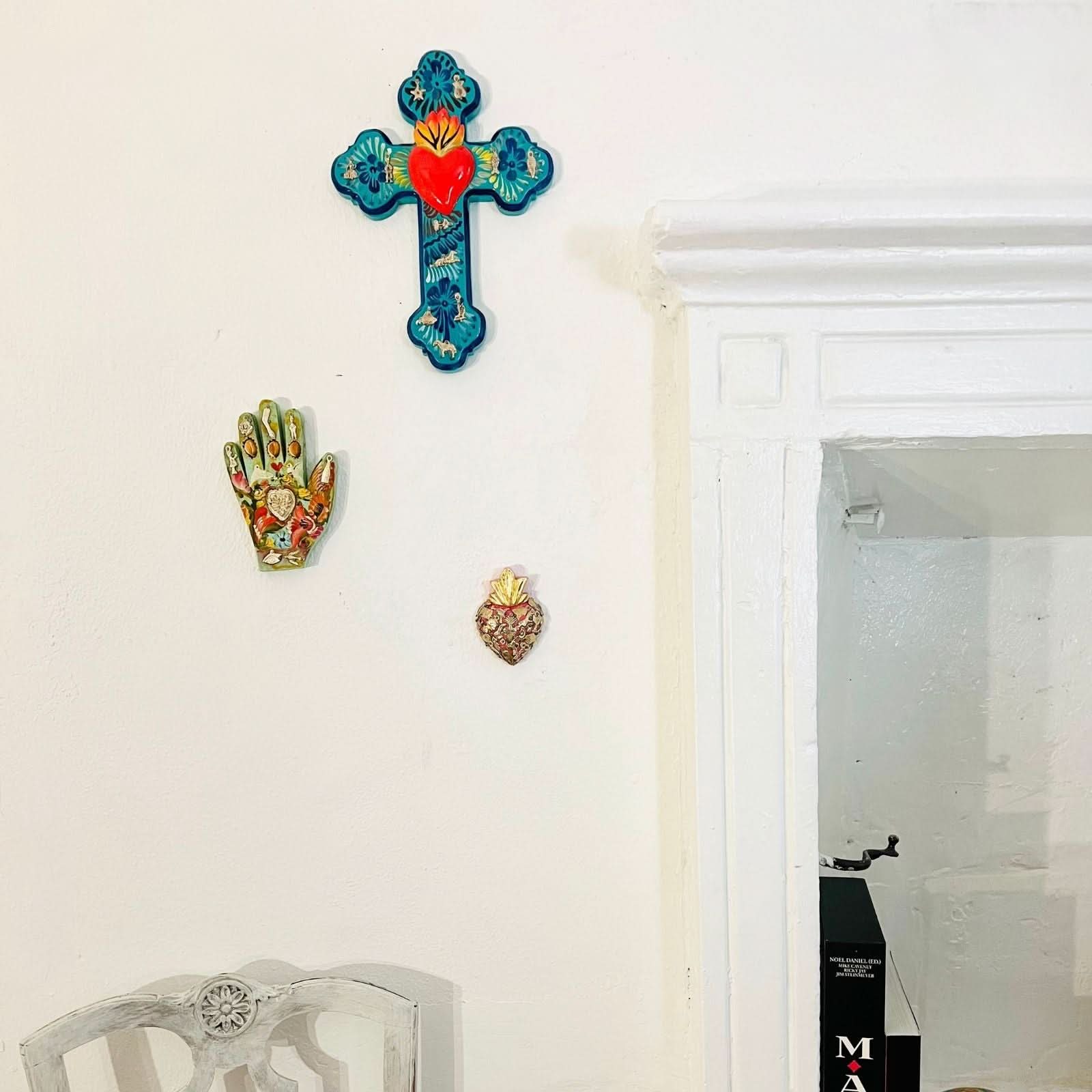 Decorazione da muro artigianato croce con cuore sacro Milagros messicano ex voto in legno dipinto con ciondoli porta fortuna