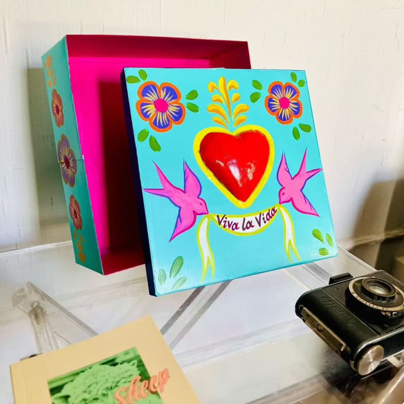 Oggetto decorativo scatola in metallo colorata a mano con Cuore sacro Milagros artigianato messicano ex voto e colombe