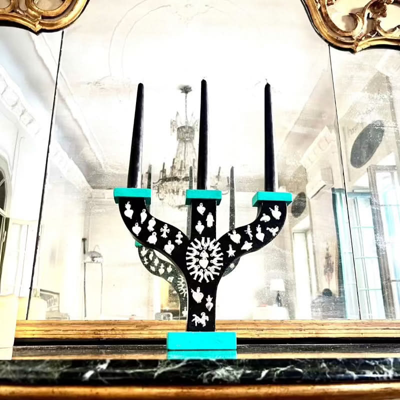 Decorazione arredo casa candelabro in legno colorato Milagros artigianato messicano ex voto cuore ciondoli porta fortuna
