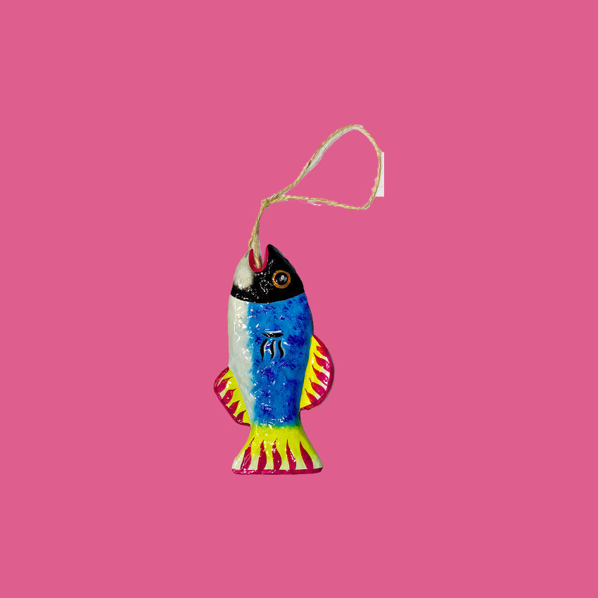 Decorazione scultura arredo casa da appendere in cartapesta artigianato messicano pesce colorato con corda in spago