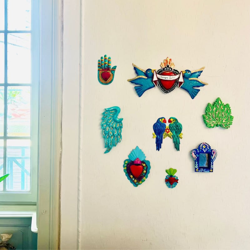 Decorazione da muro artigianato messicano originale ex voto coppia pappagallo libertà dipinto a mano in metallo colorato