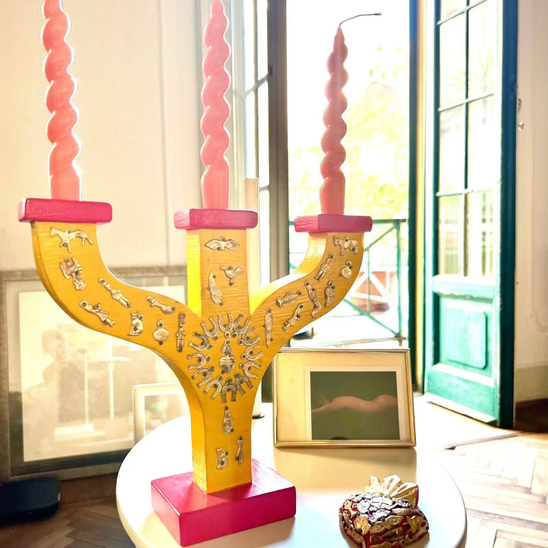 Decorazione arredo casa artigianale candelabro in legno colorato Milagros messicano ex voto cuore ciondoli porta fortuna