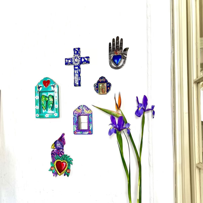 Decorazione da muro artigianale croce con cuore sacro Milagros messicano ex voto in legno dipinto con ciondoli porta fortuna Edit alt text
