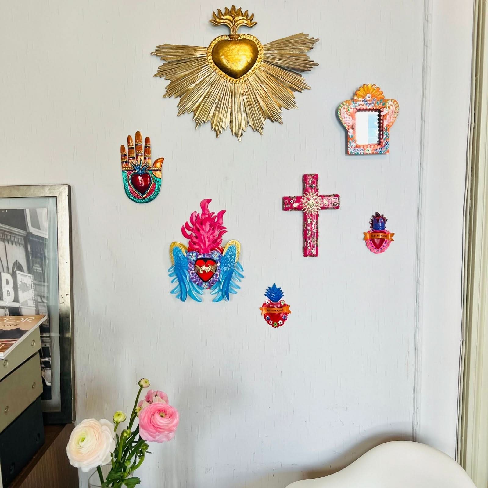 Decorazione da muro artigianale mano bassorilievo 3D cuore sacro Milagros messicano mano ex voto originale in metallo vintage