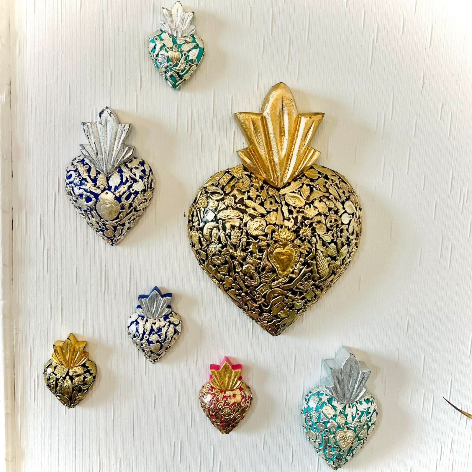 Decorazione da muro Cuore sacro Milagros artigianato messicano ex voto originale in legno dipinto con ciondoli porta fortuna