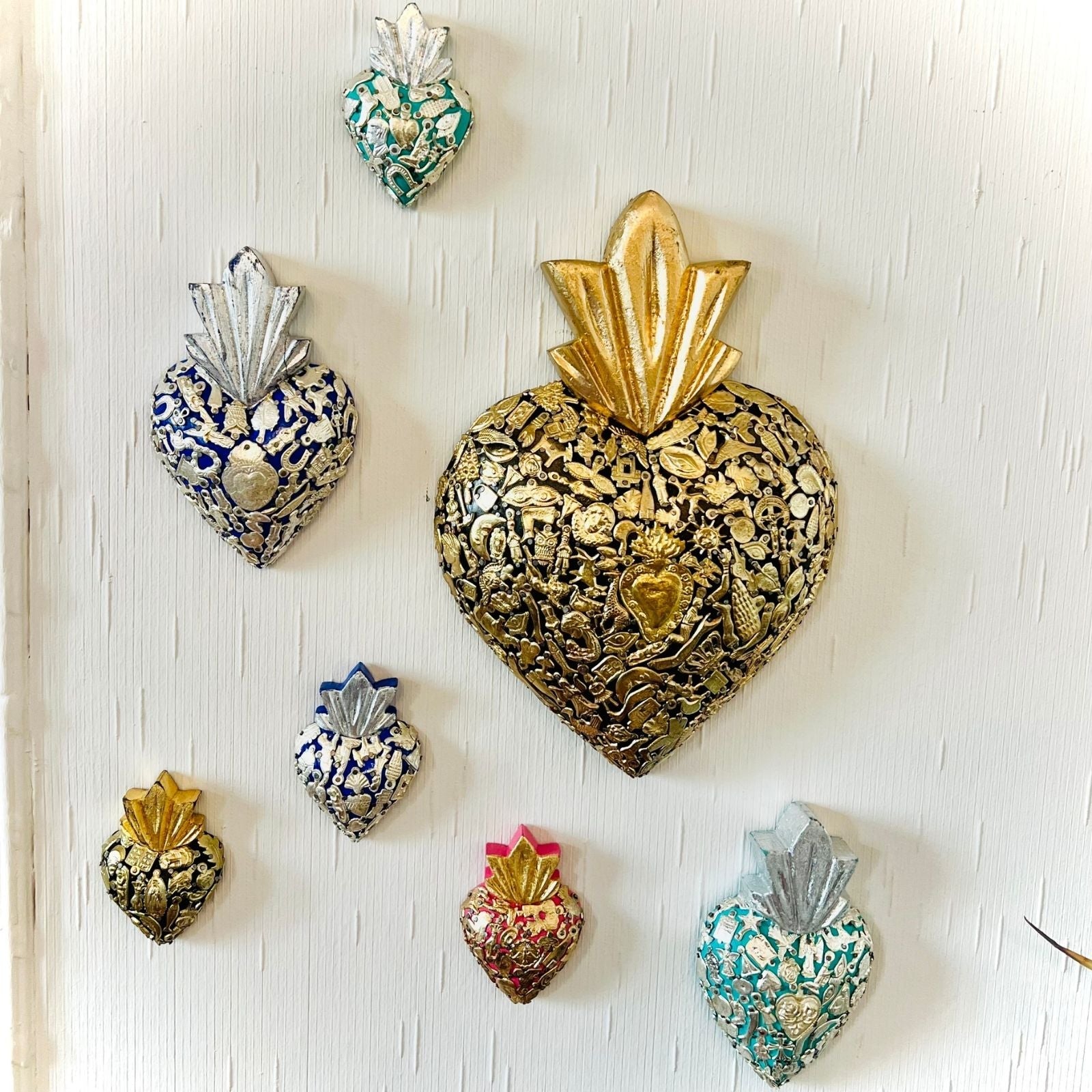 Decorazione da muro artigianale Cuore sacro Milagros messicano ex voto originale in legno dipinto con ciondoli porta fortuna