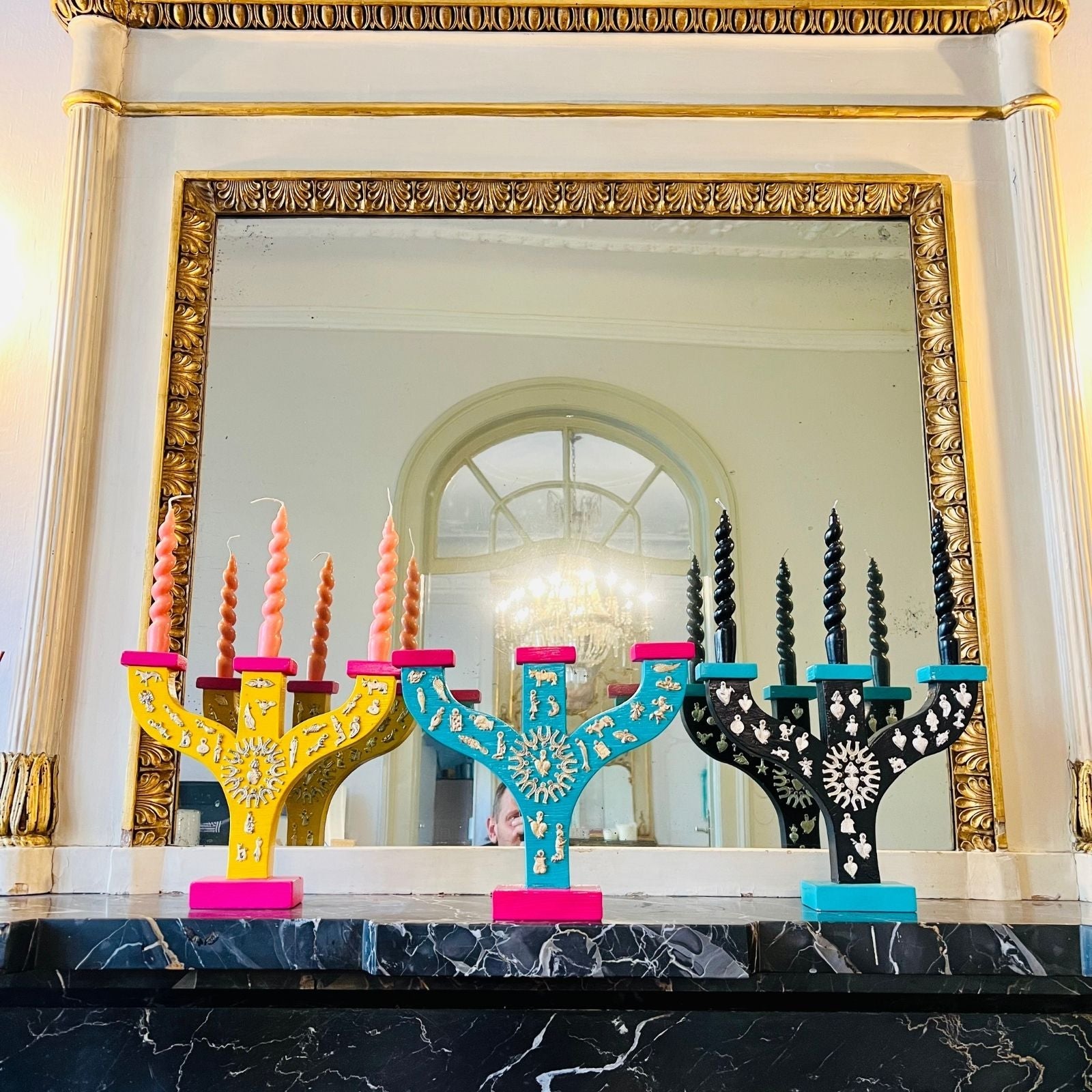 Decorazione arredo casa candelabro in legno colorato Milagros artigianato messicano ex voto cuore ciondoli porta fortuna