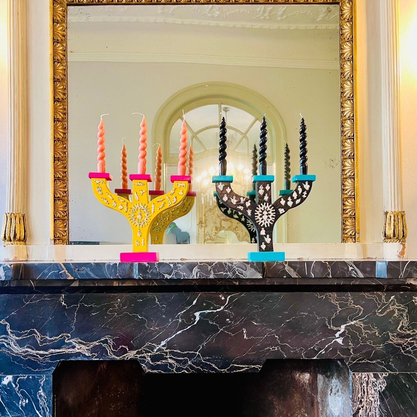 Decorazione arredo casa artigianale candelabro in legno colorato Milagros messicano ex voto cuore ciondoli porta fortuna