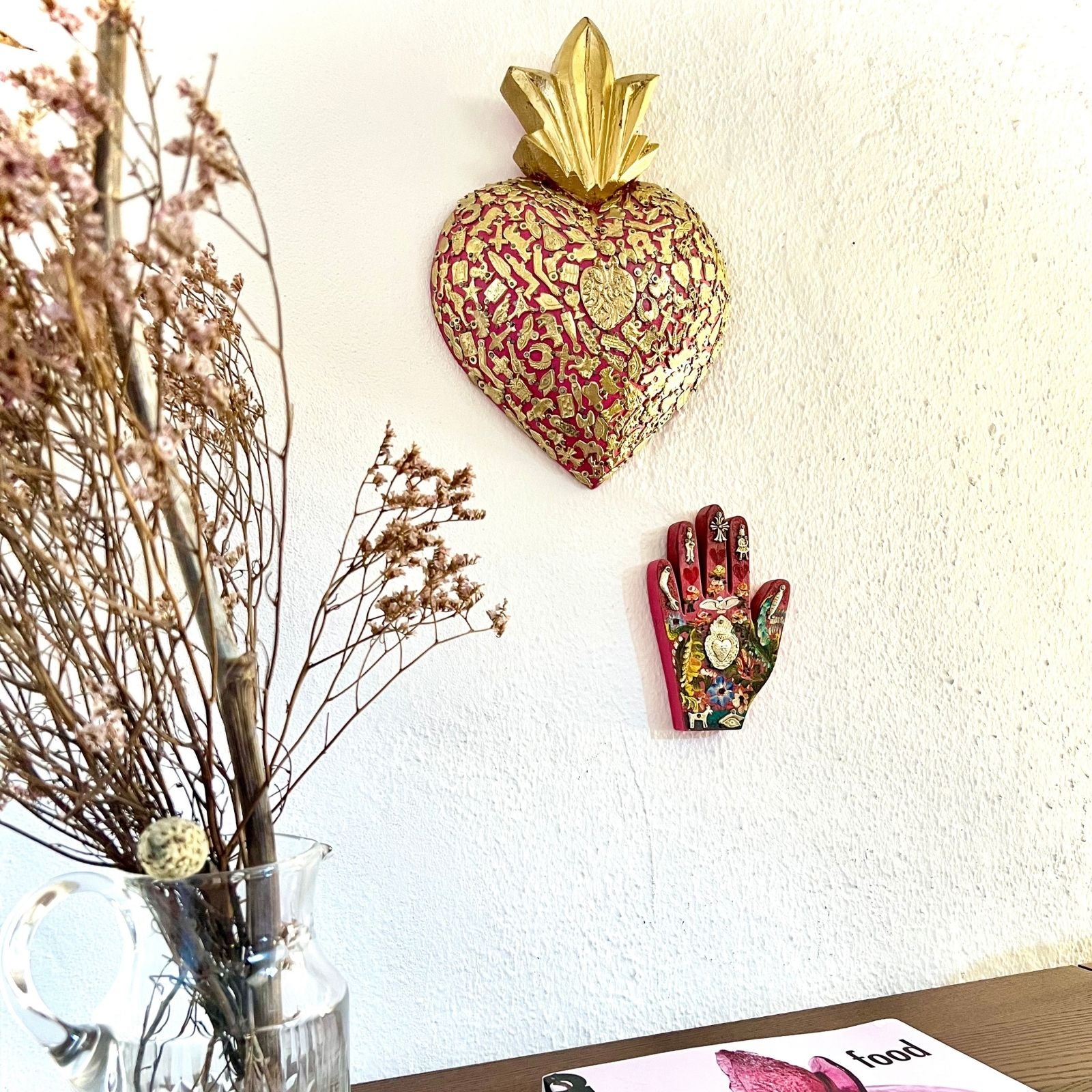 Decorazione da muro Cuore sacro Milagros artigianato messicano ex voto originale in legno dipinto con ciondoli porta fortuna