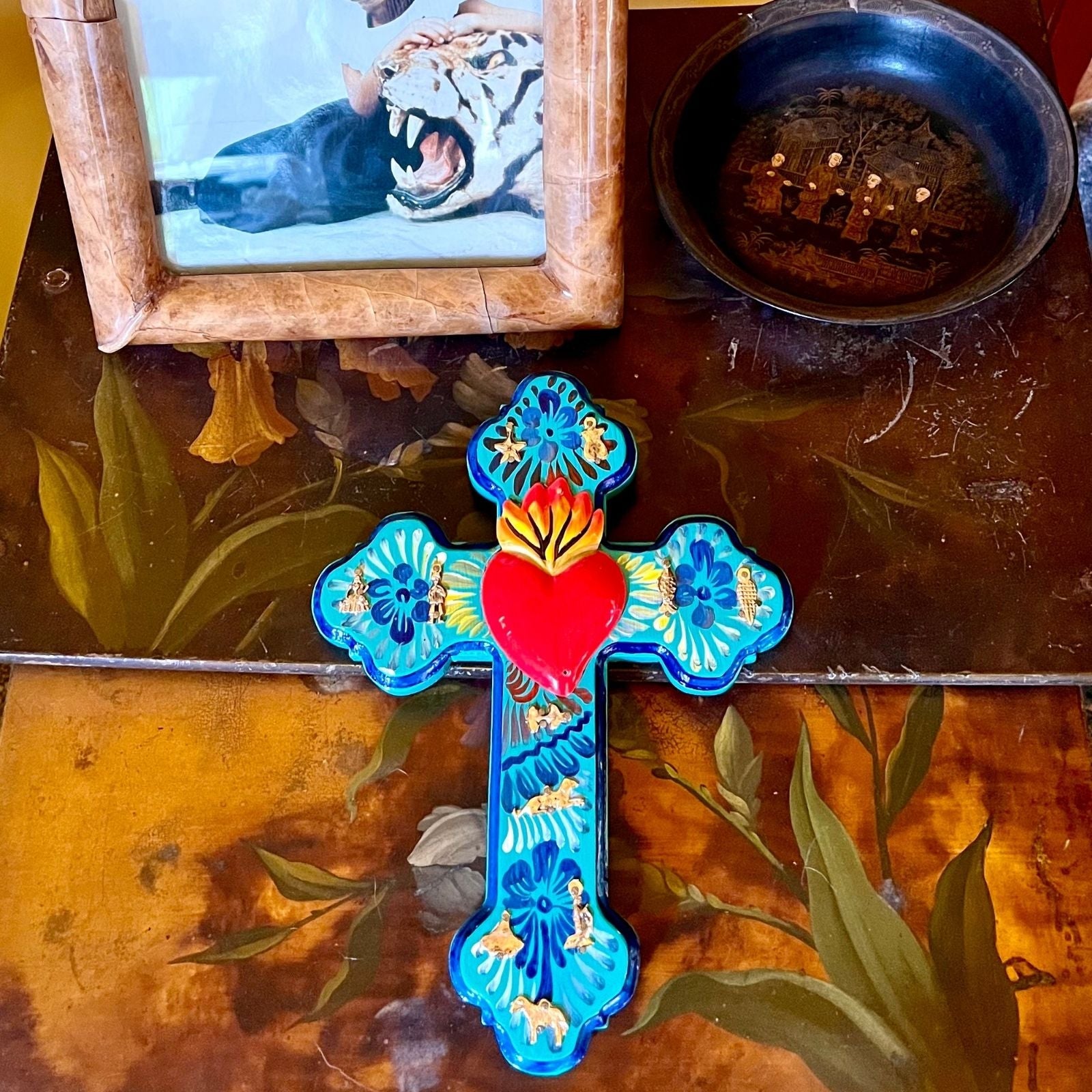 Decorazione da muro artigianato croce con cuore sacro Milagros messicano ex voto in legno dipinto con ciondoli porta fortuna