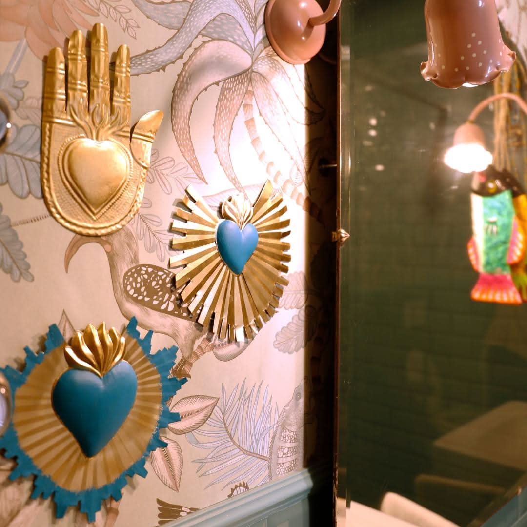 "Vintage Design" Hand with Sacred Heart Golden Edition