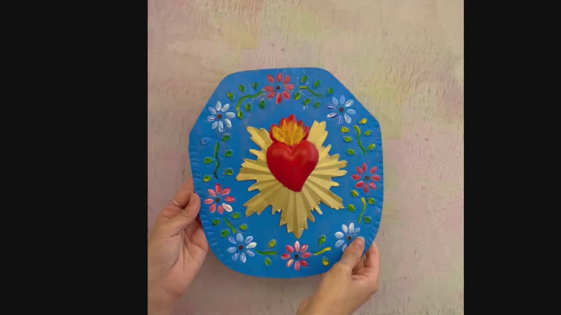 Decorazione da muro circolare Cuore sacro Milagros artigianato messicano ex voto in metallo con disegno fiori bassorilievo