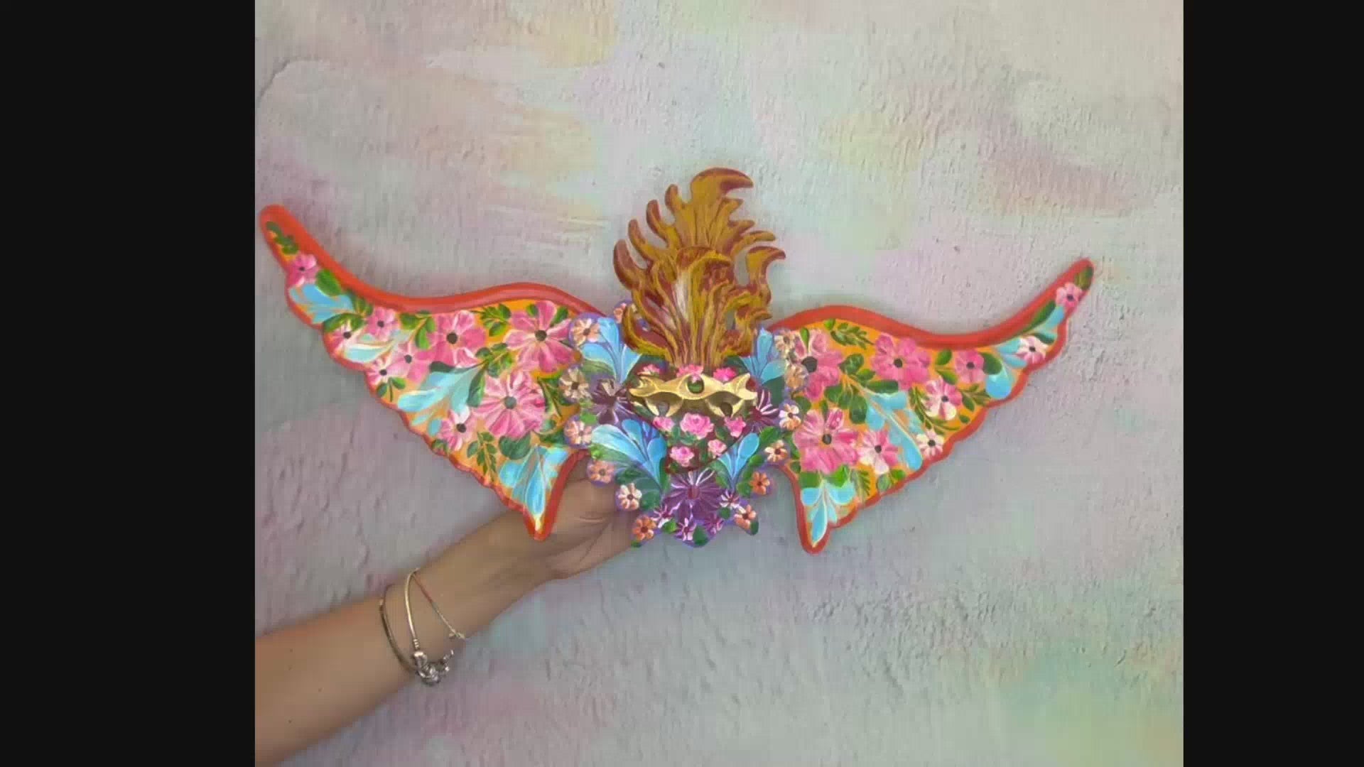 decorazione da muro 3D con cuore sacro floreale con ali Milagros artigianato messicano ex voto metallo dipinto a mano