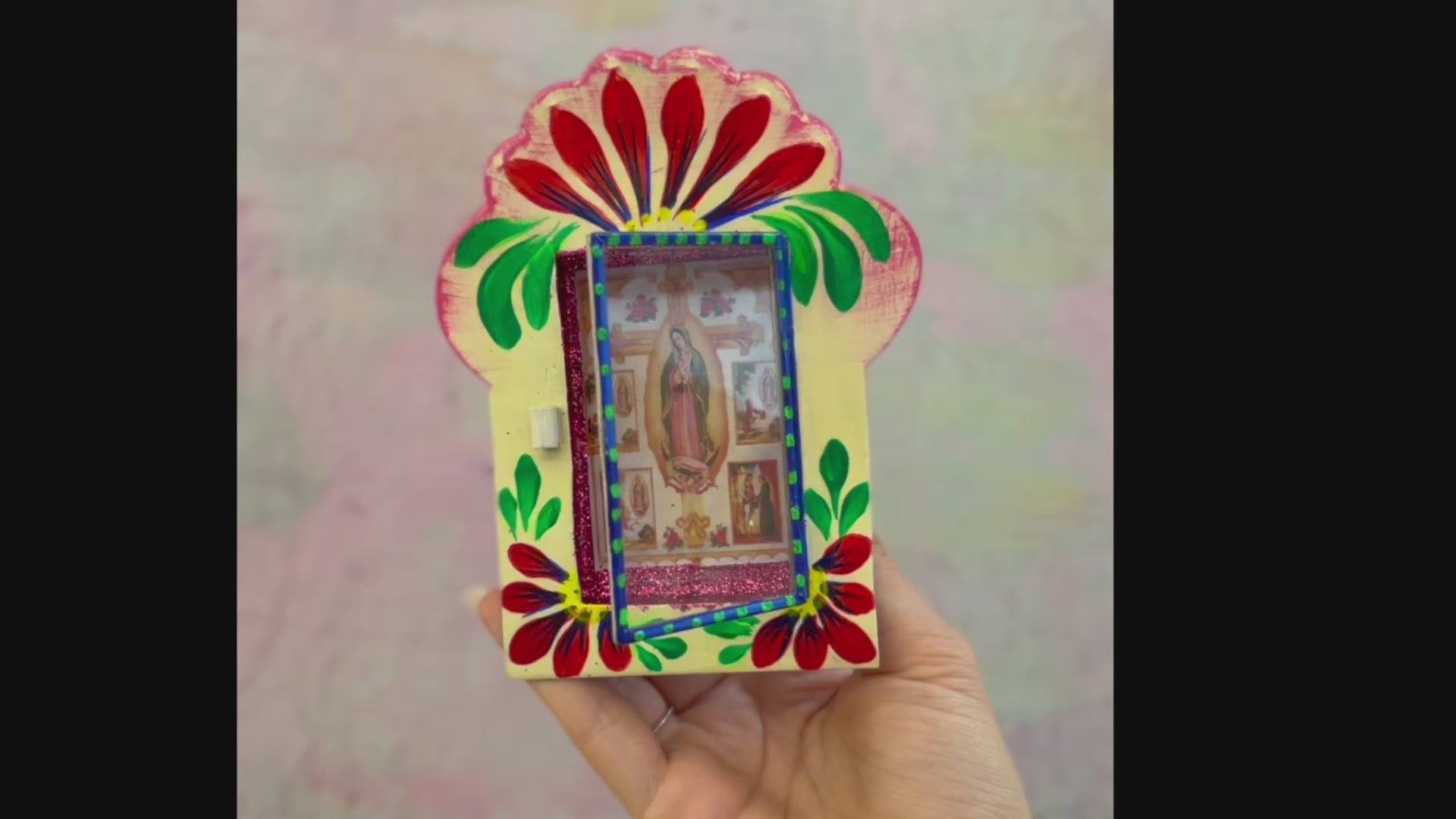decorazione da muro teca votiva artigianale messicana altare metallo vergine di Guadalupe finestra in vetro dipinta a mano