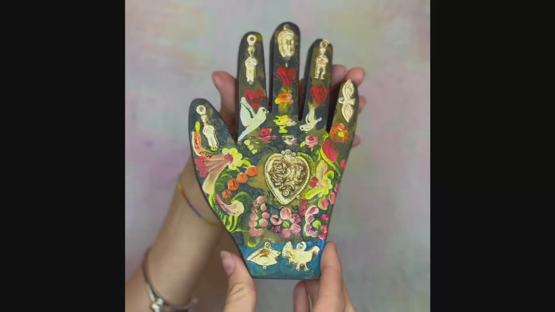 Decorazione da muro mano con cuore sacro Milagros artigianato messicano ex voto in legno dipinto con ciondoli porta fortuna
