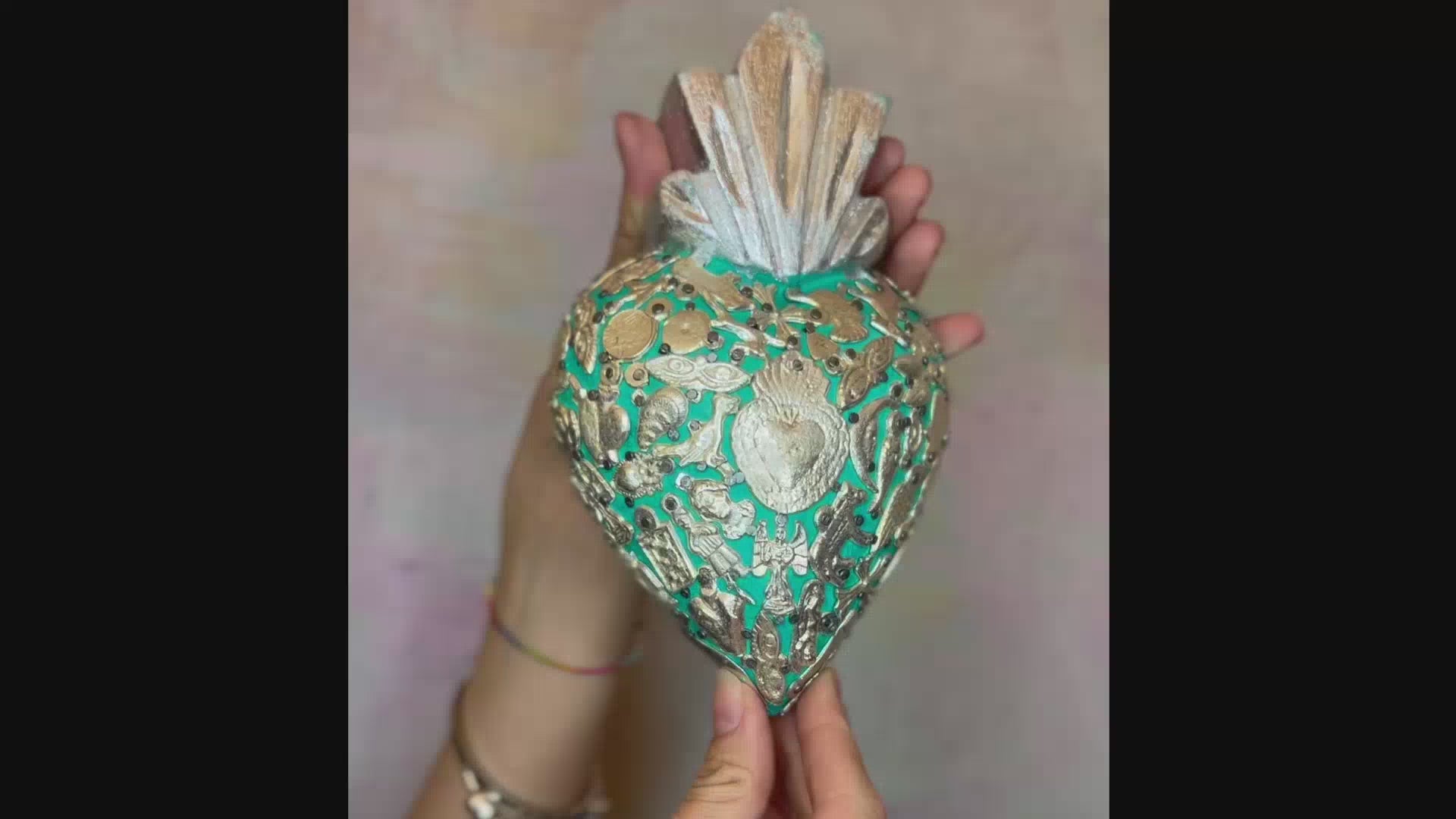 Decorazione da muro artigianale Cuore sacro Milagros messicano ex voto originale in legno dipinto con ciondoli porta fortuna