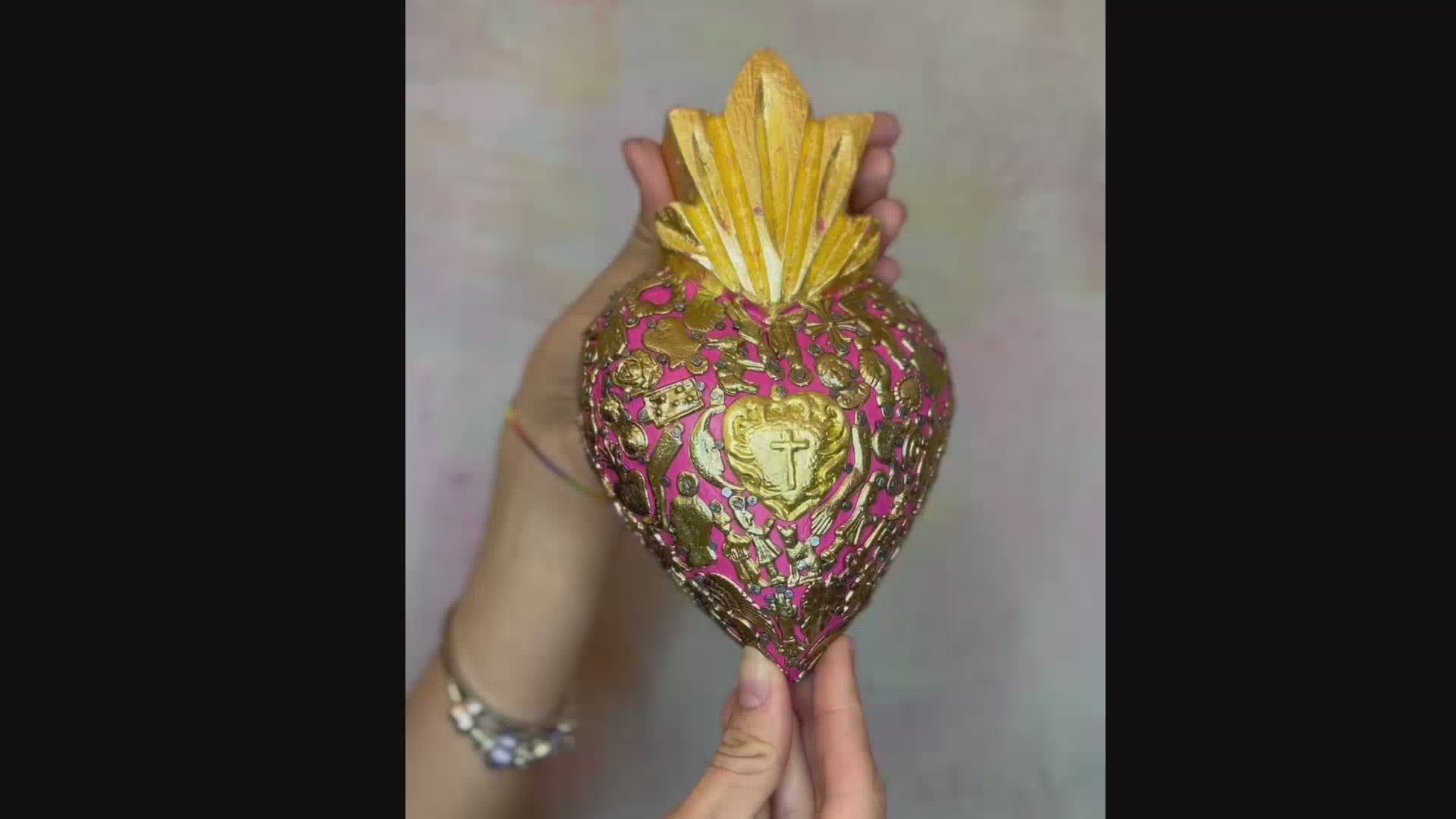 Decorazione da muro Cuore sacro Milagros artigianato messicano ex voto originale in legno dipinto con ciondoli porta fortuna