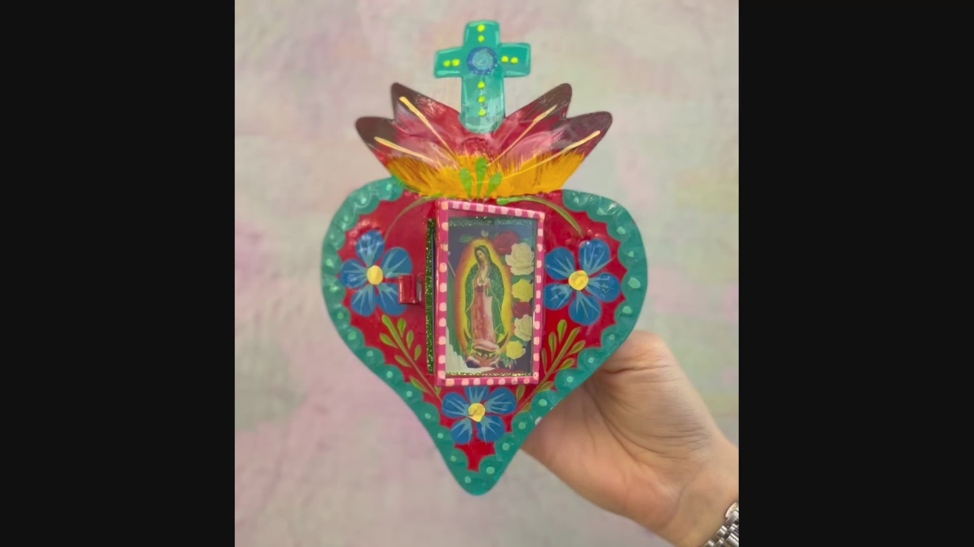 decorazione da muro teca votiva altare metallo artigianato messicano devozione arte sacra vergine di Guadalupe dipinta a mano