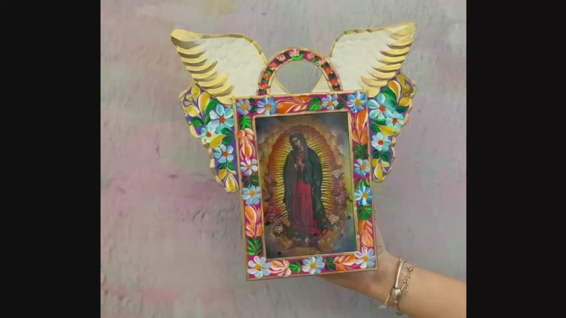 decorazione da muro teca votiva artigianale messicana altare metallo vergine di Guadalupe finestra in vetro dipinta a mano