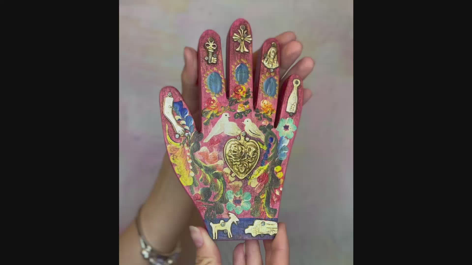 Decorazione da muro artigianale mano con cuore sacro Milagros messicano ex voto in legno dipinto con ciondoli porta fortuna