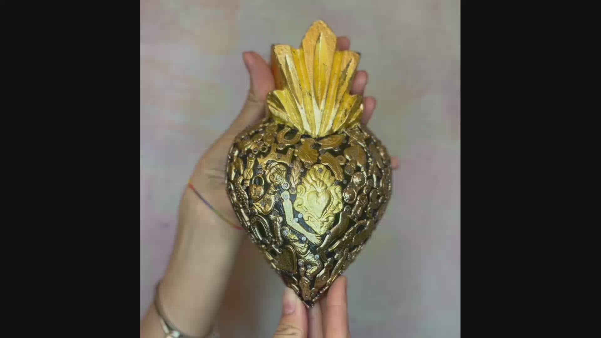 Decorazione da muro Cuore sacro Milagros artigianato messicano ex voto originale in legno dipinto con ciondoli porta fortuna
