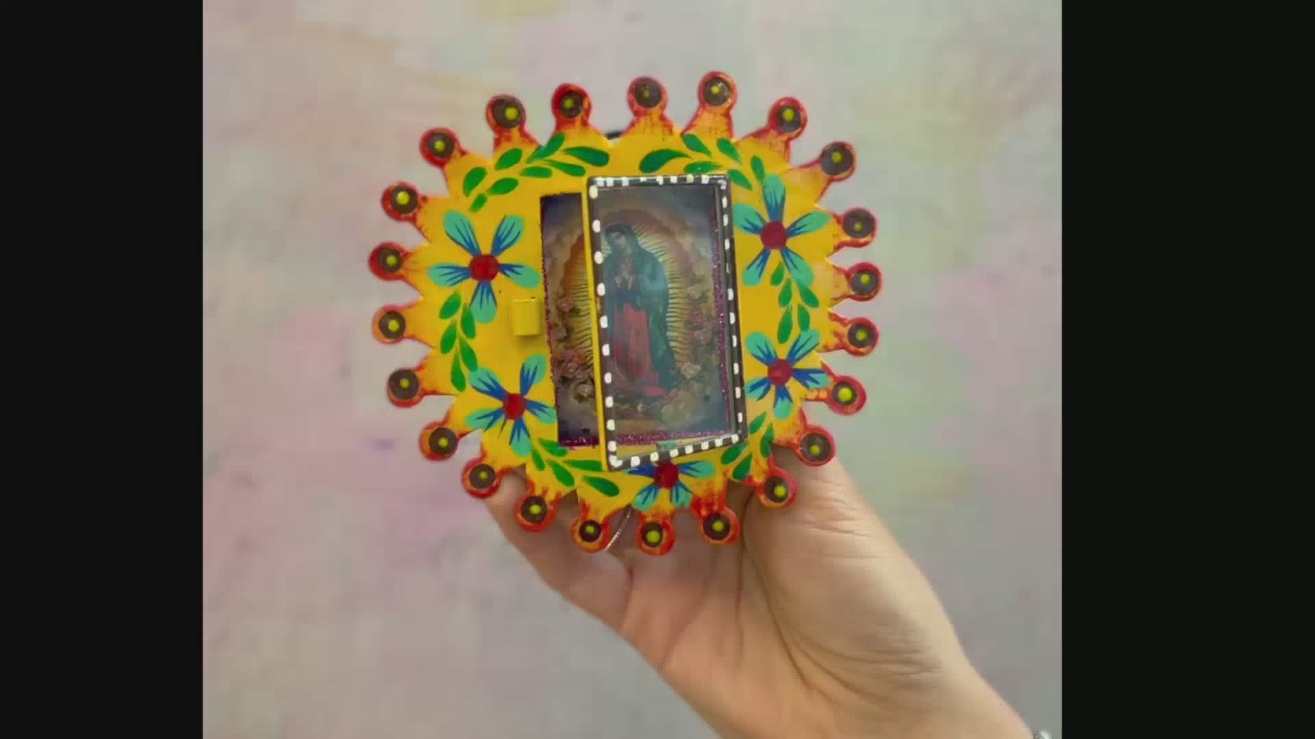 decorazione da muro teca votiva artigianale messicana altare metallo vergine di Guadalupe finestra in vetro dipinta a mano