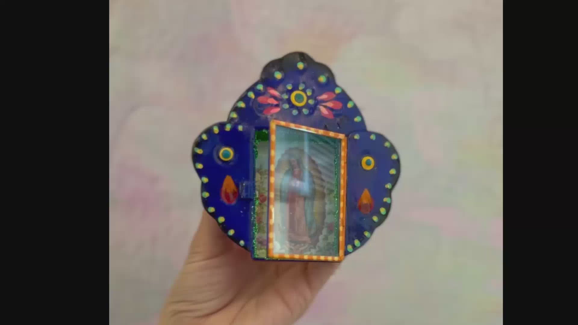 decorazione da muro teca votiva altare metallo artigianato messicano arte sacra Vergine di Guadalupe dipinta a mano con vetro