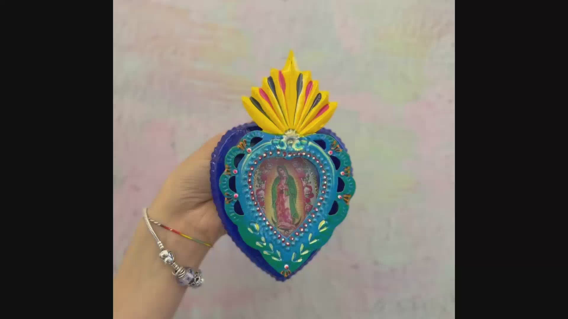 decorazione da muro teca votiva altare metallo artigianato messicano vergine di Guadalupe finestra in vetro dipinta a mano