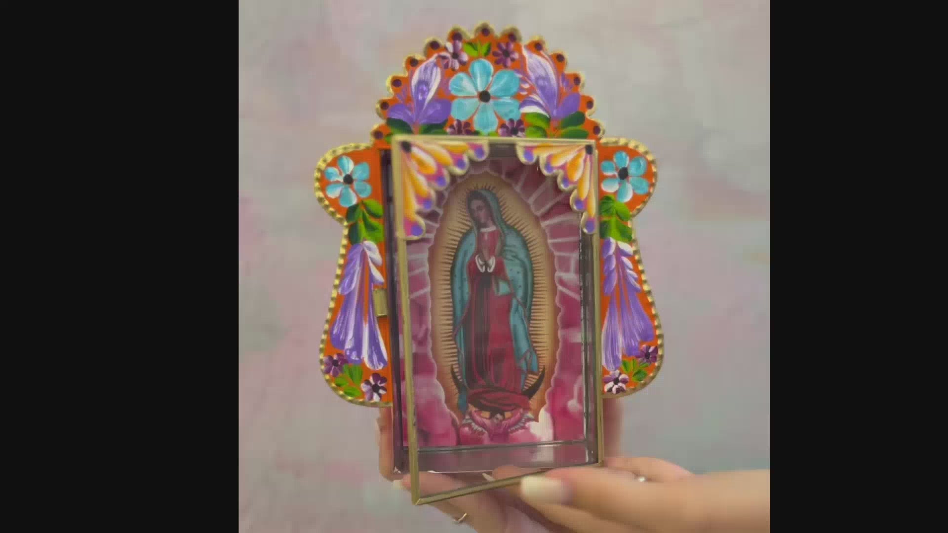 decorazione da muro teca votiva altare metallo artigianato messicano vergine di Guadalupe finestra in vetro dipinta a mano