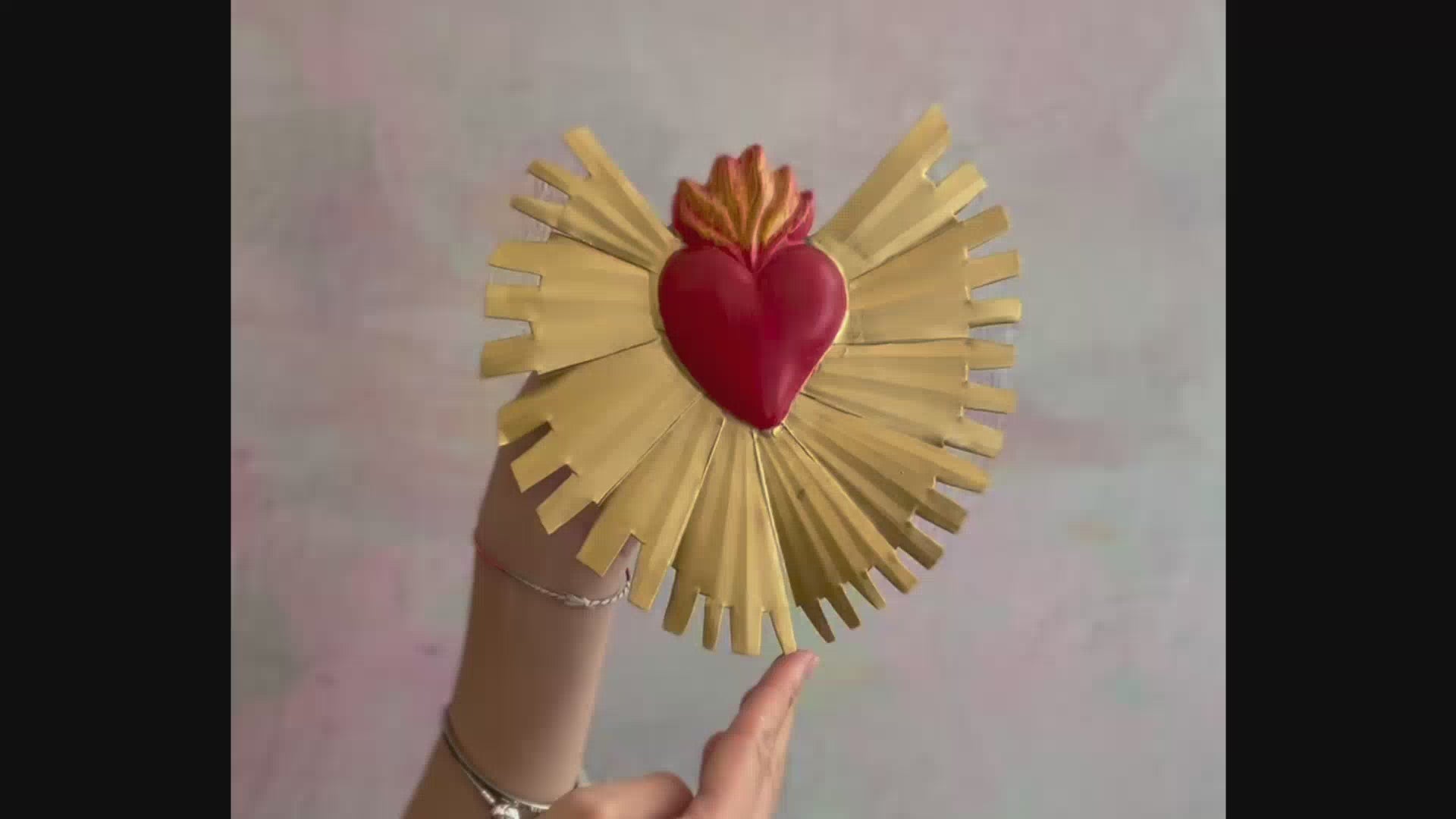 Decorazione da muro artigianale Cuore sacro Milagros messicano ex voto colorato originale in metallo dipinto a mano raggi oro