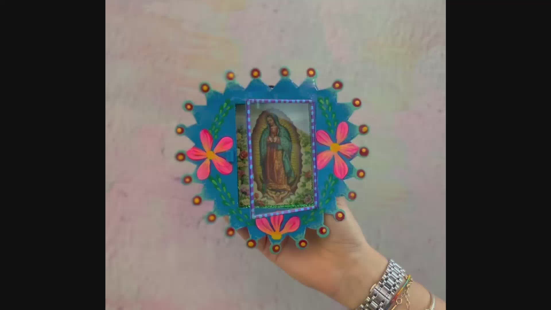 decorazione da muro teca votiva altare metallo artigianato messicano arte sacra Vergine di Guadalupe dipinta a mano con vetro