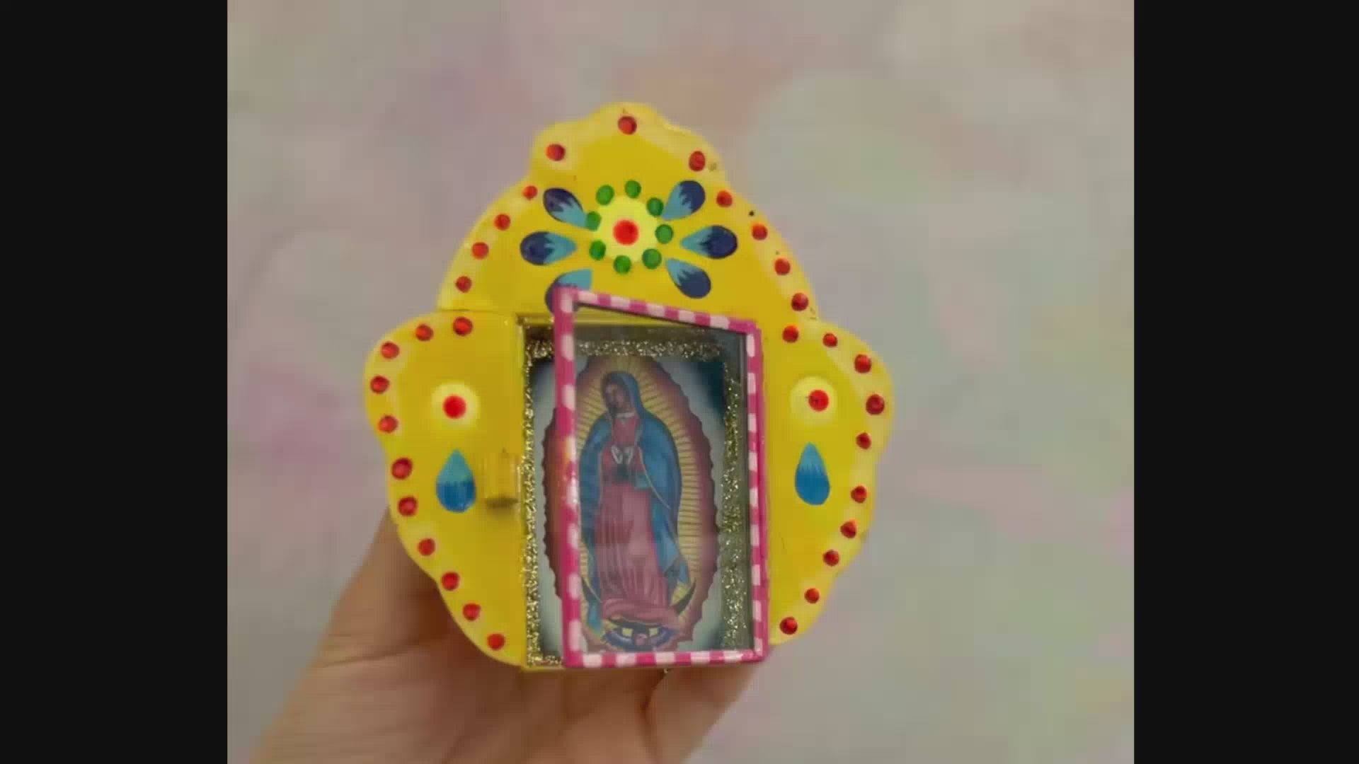 decorazione da muro teca votiva artigianale messicana altare metallo vergine di Guadalupe finestra in vetro dipinta a mano