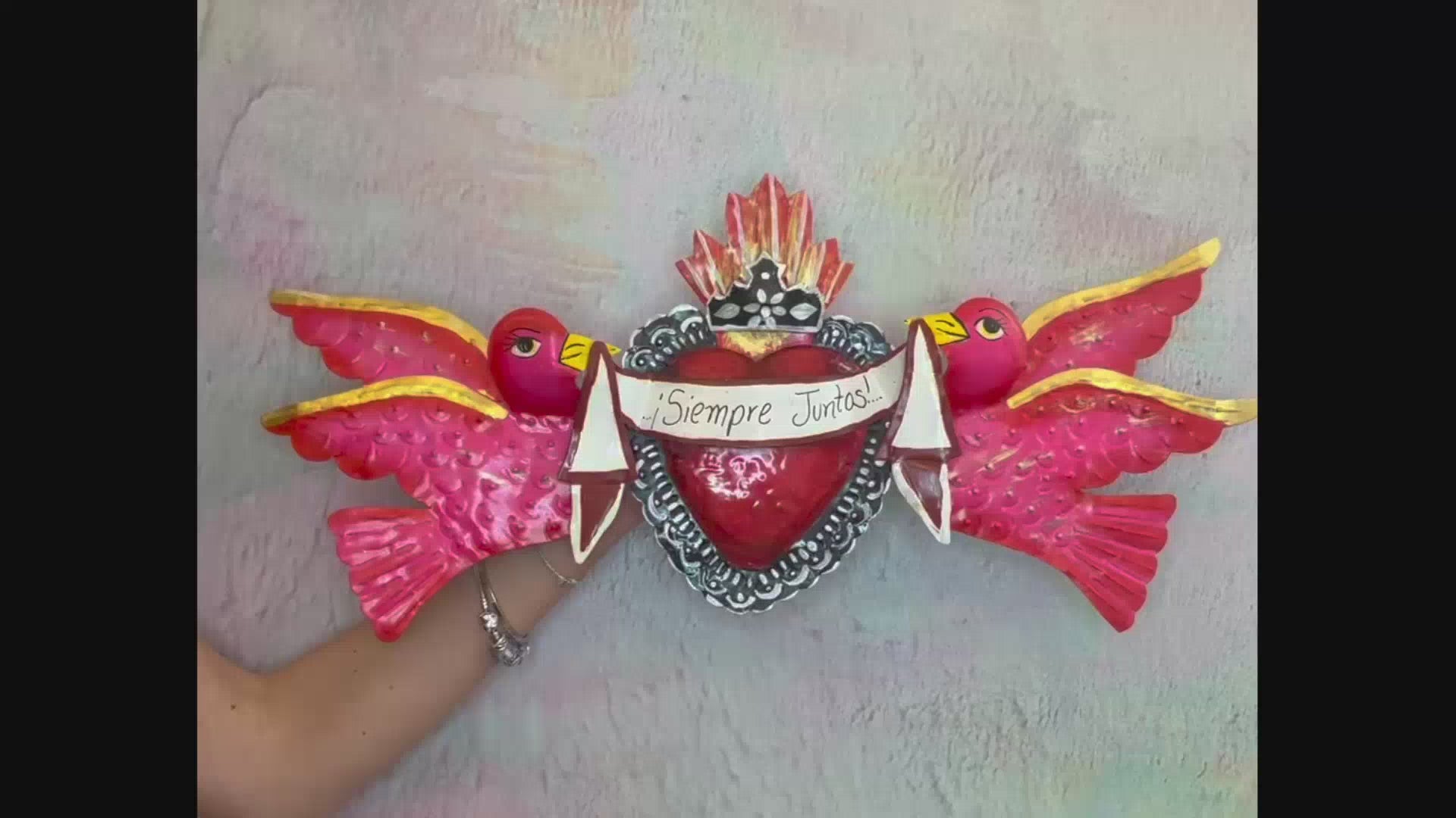 decorazione artigianale da muro 3D con colombe e cuore sacro Milagros messicano ex voto in metallo dipinto a mano