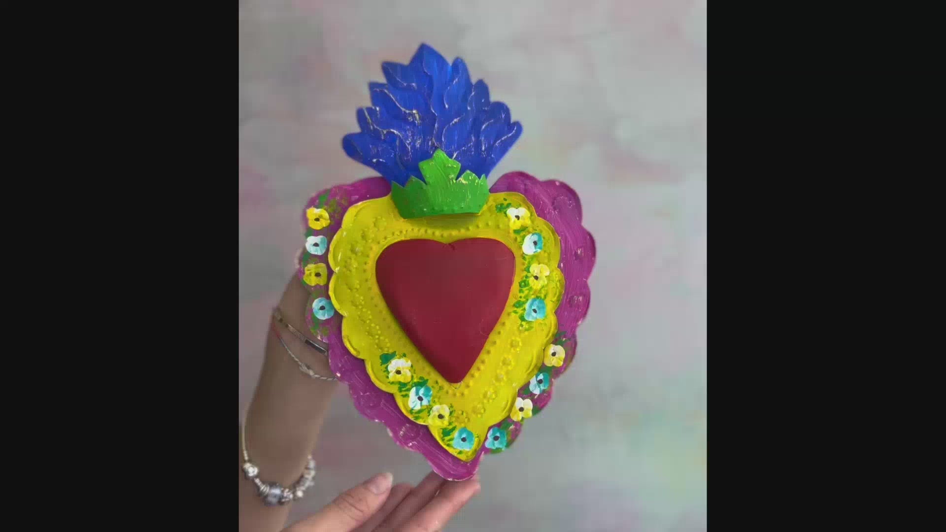 Decorazione da muro Cuore sacro Milagros artigianato messicano ex voto colorato originale in metallo dipinto disegno floreale