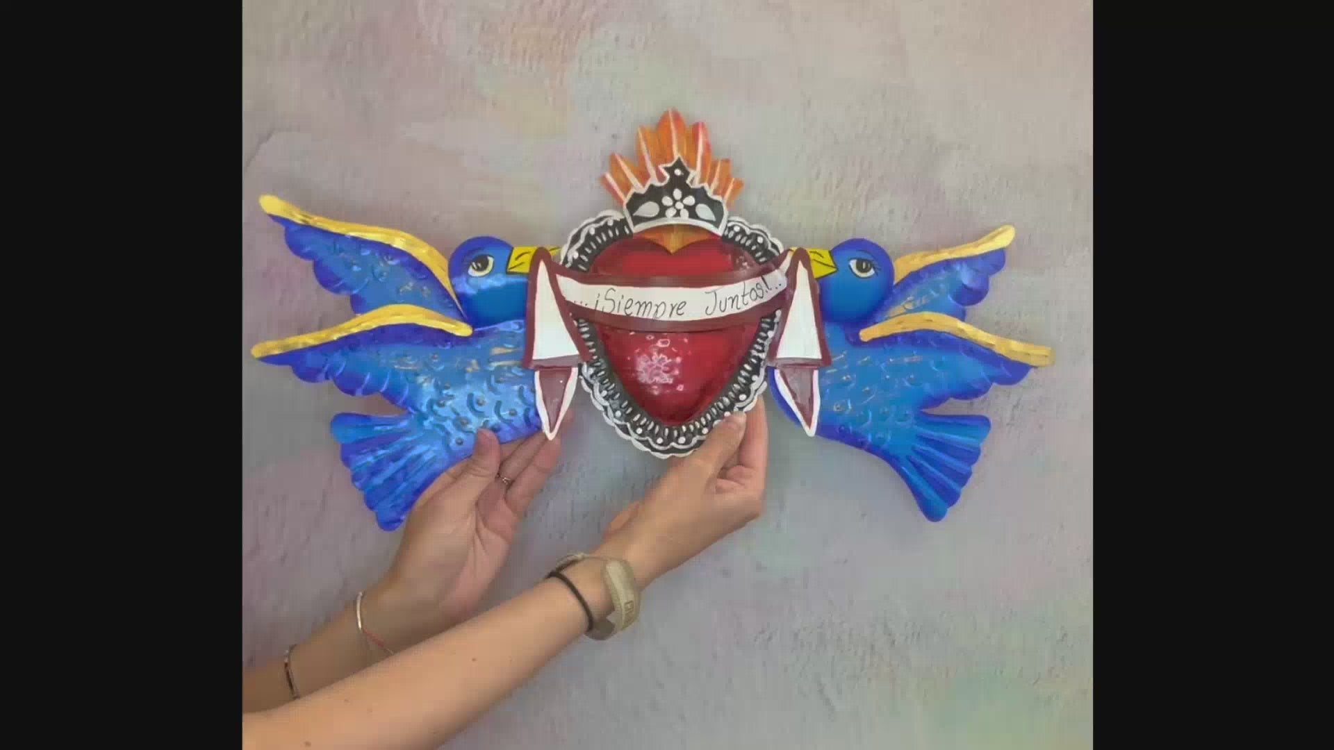 decorazione da muro 3D con colombe e cuore sacro Milagros artigianato messicano ex voto in metallo dipinto a mano