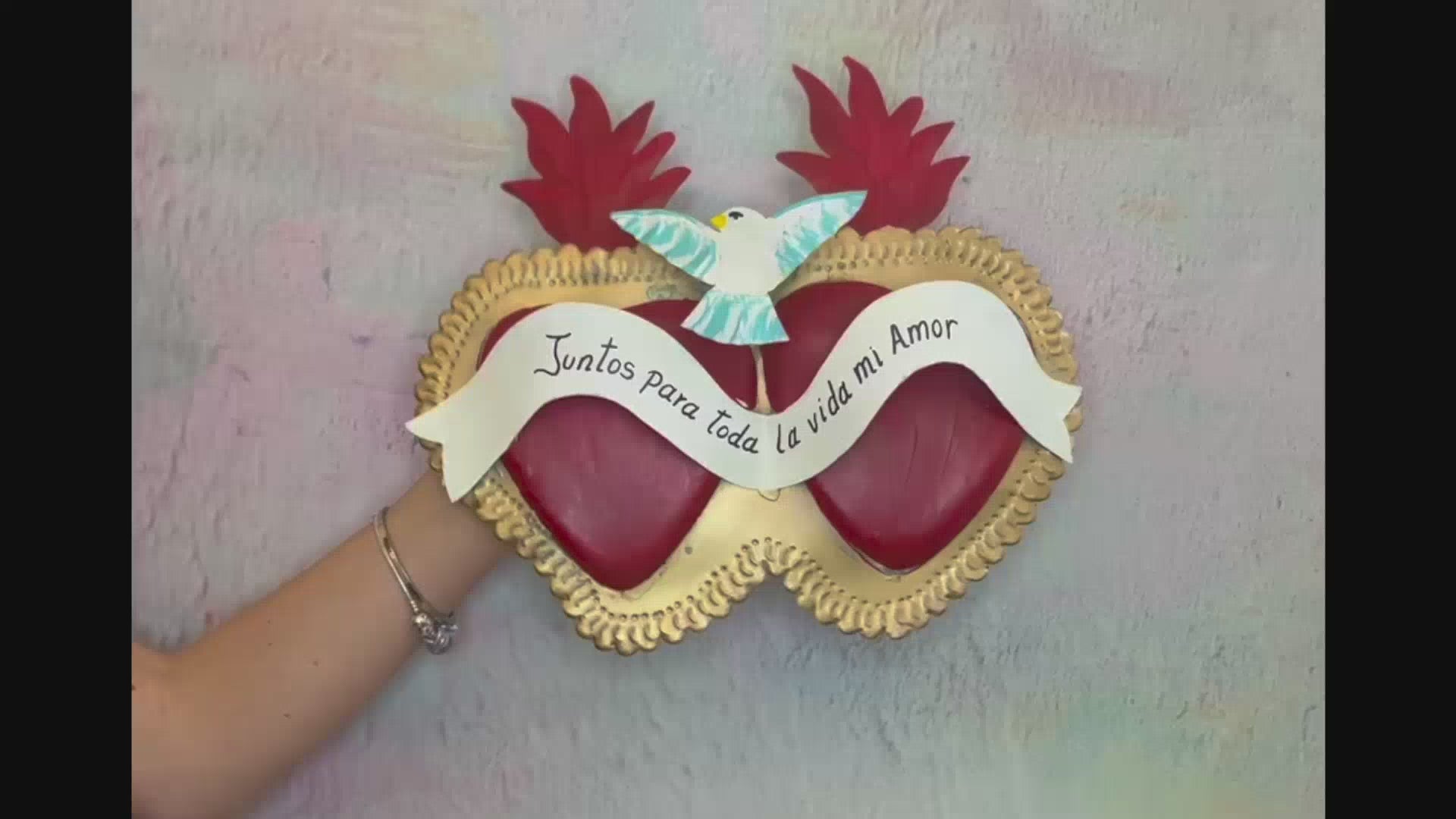 decorazione artigianale da muro 3D con doppio cuore sacro colomba Milagros messicano ex voto in metallo dipinto a mano