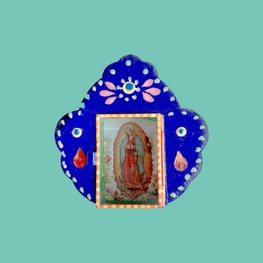 decorazione da muro teca votiva altare metallo artigianato messicano arte sacra Vergine di Guadalupe dipinta a mano con vetro