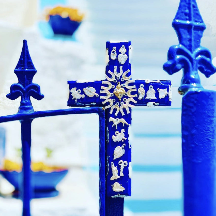 Decorazione da muro artigianale croce con cuore sacro Milagros messicano ex voto in legno dipinto con ciondoli porta fortuna