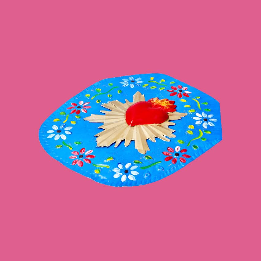 Decorazione da muro circolare Cuore sacro Milagros artigianato messicano ex voto in metallo con disegno fiori bassorilievo