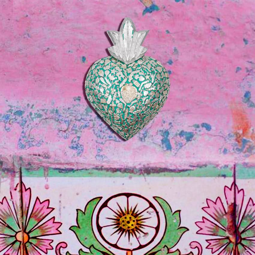 Decorazione da muro Cuore sacro Milagros artigianato messicano ex voto originale in legno dipinto con ciondoli porta fortuna