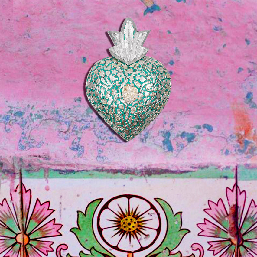 Decorazione da muro Cuore sacro Milagros artigianato messicano ex voto originale in legno dipinto con ciondoli porta fortuna