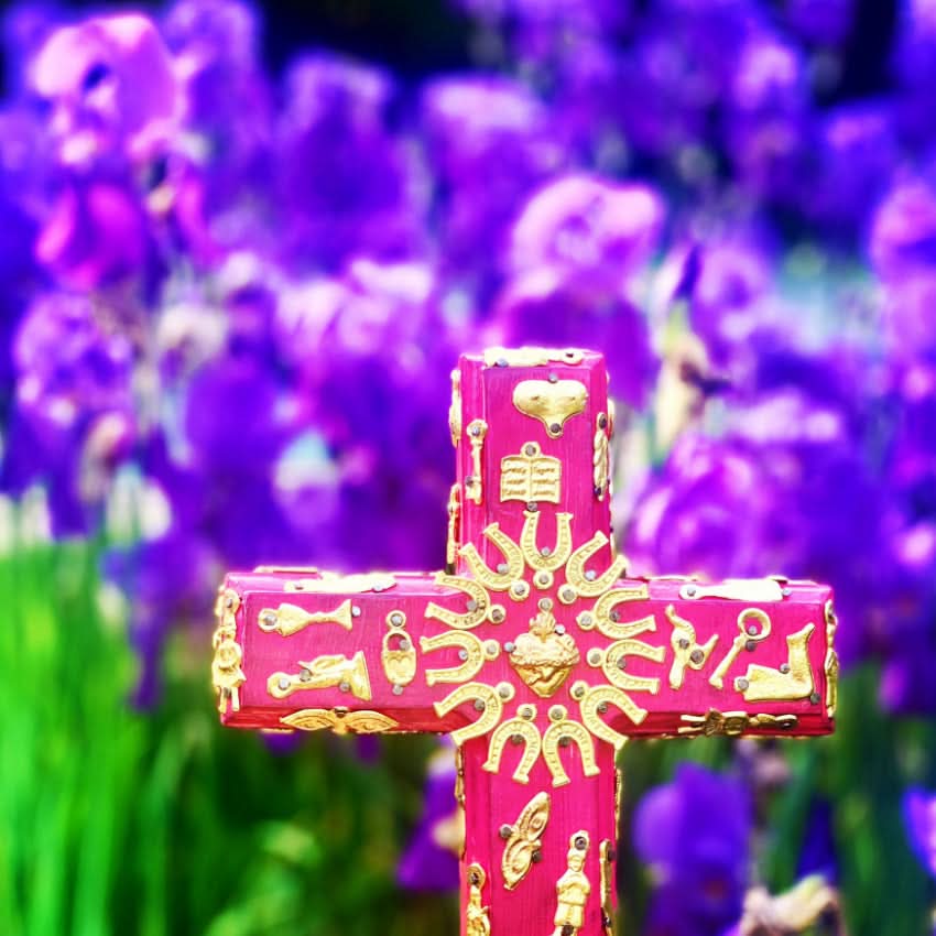 Decorazione da muro artigianale croce con cuore sacro Milagros messicano ex voto in legno dipinto con ciondoli porta fortuna