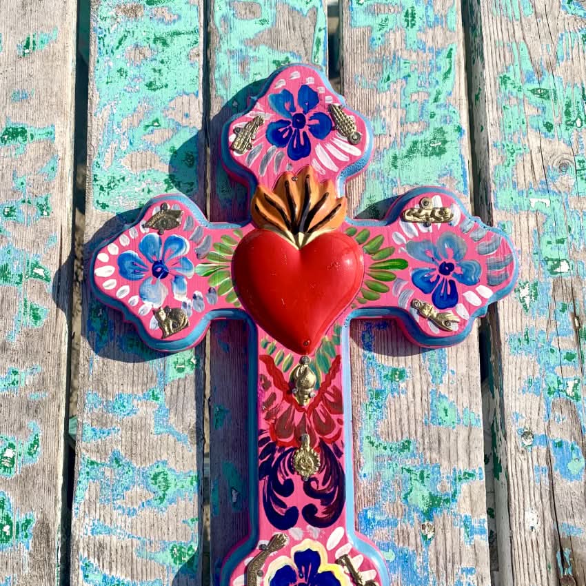 Decorazione da muro artigianato croce con cuore sacro Milagros messicano ex voto in legno dipinto con ciondoli porta fortuna
