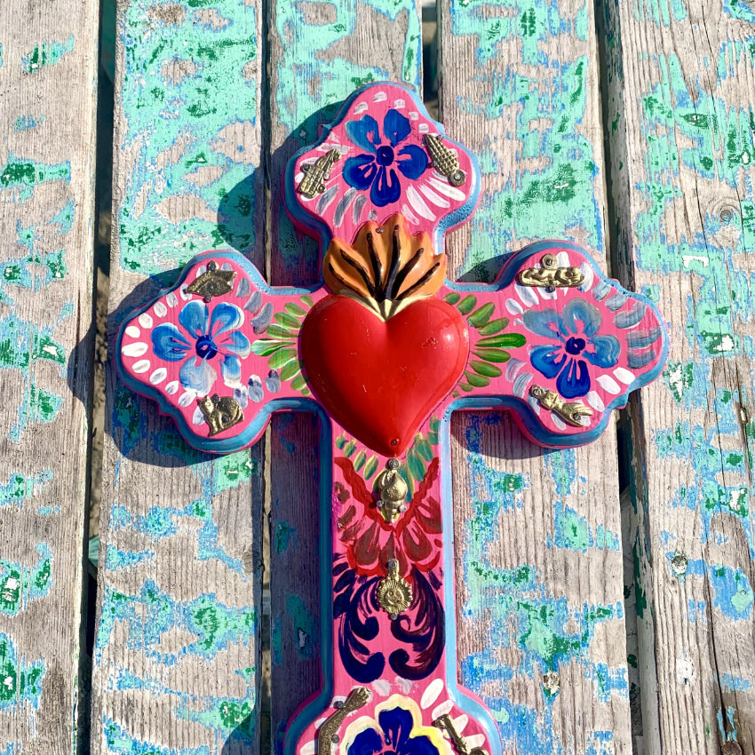 Decorazione da muro artigianato croce con cuore sacro Milagros messicano ex voto in legno dipinto con ciondoli porta fortuna