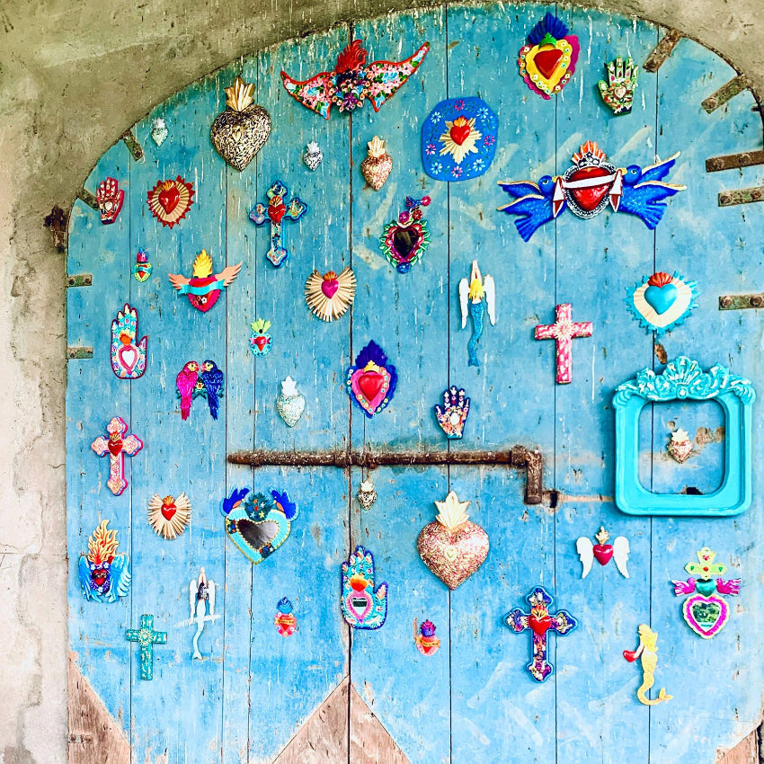 decorazione da muro 3D con colombe e cuore sacro Milagros artigianato messicano ex voto in metallo dipinto a mano
